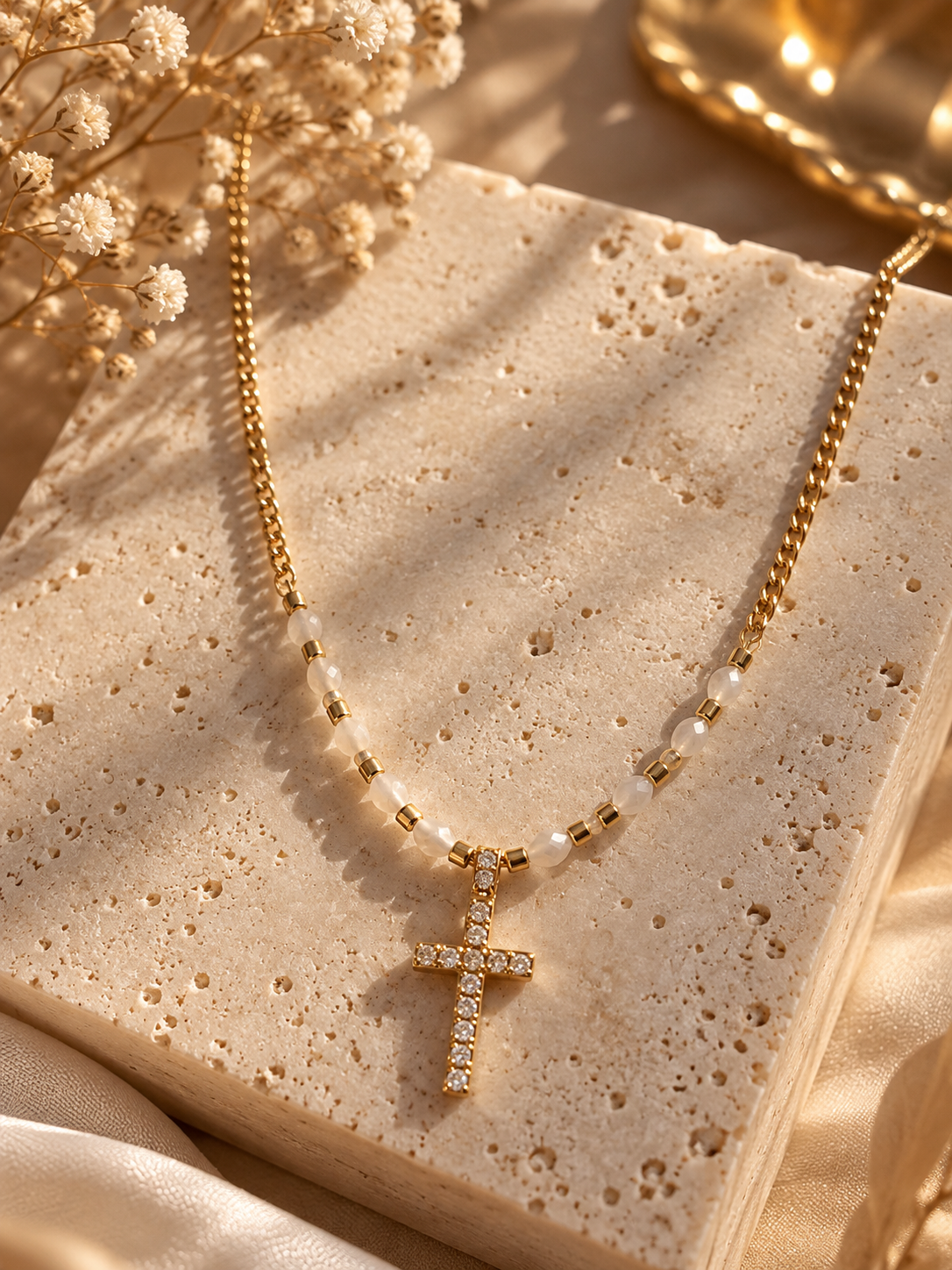 Collier ALTHÉA – Nacre & Croix dorée | Alma Aura