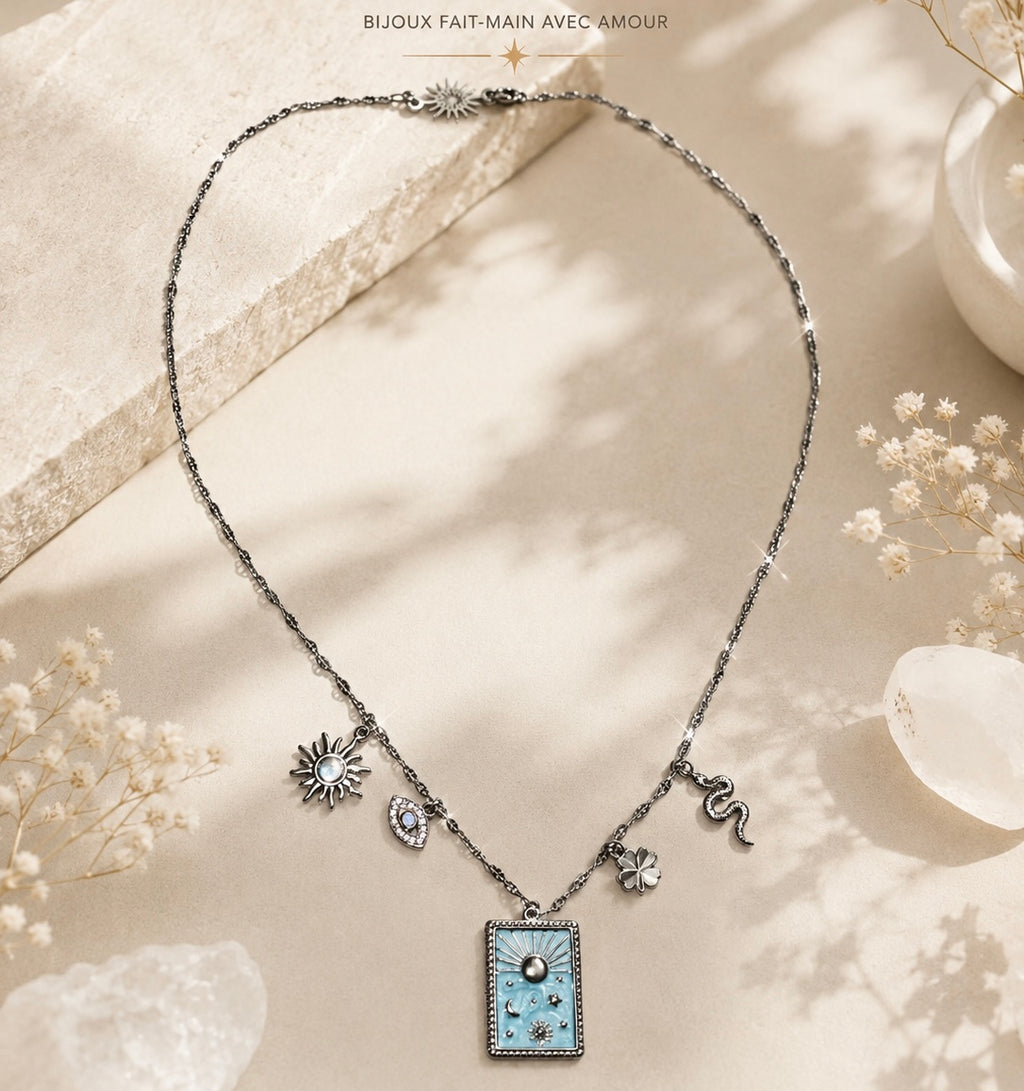 Collier Talisman Carte Émail & Acier – Protection & Longévité | Alma Aura