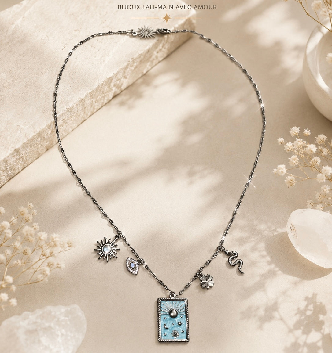 Collier Talisman Carte Émail & Acier – Protection & Longévité | Alma Aura