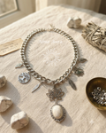 Collier lotus en howlite blanche – talisman argenté